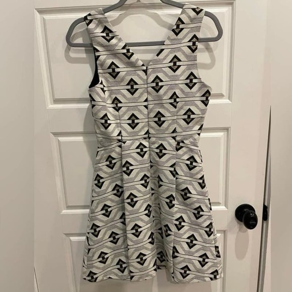 Sugarlips Womens Black White Sleeveless V Neck Cut Out Mini Dress Size Small - Picture 2 of 3